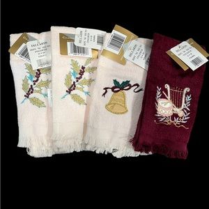 NWT Home Innovations Embroidered Holiday Christmas Fingertip Towels Lot of 4